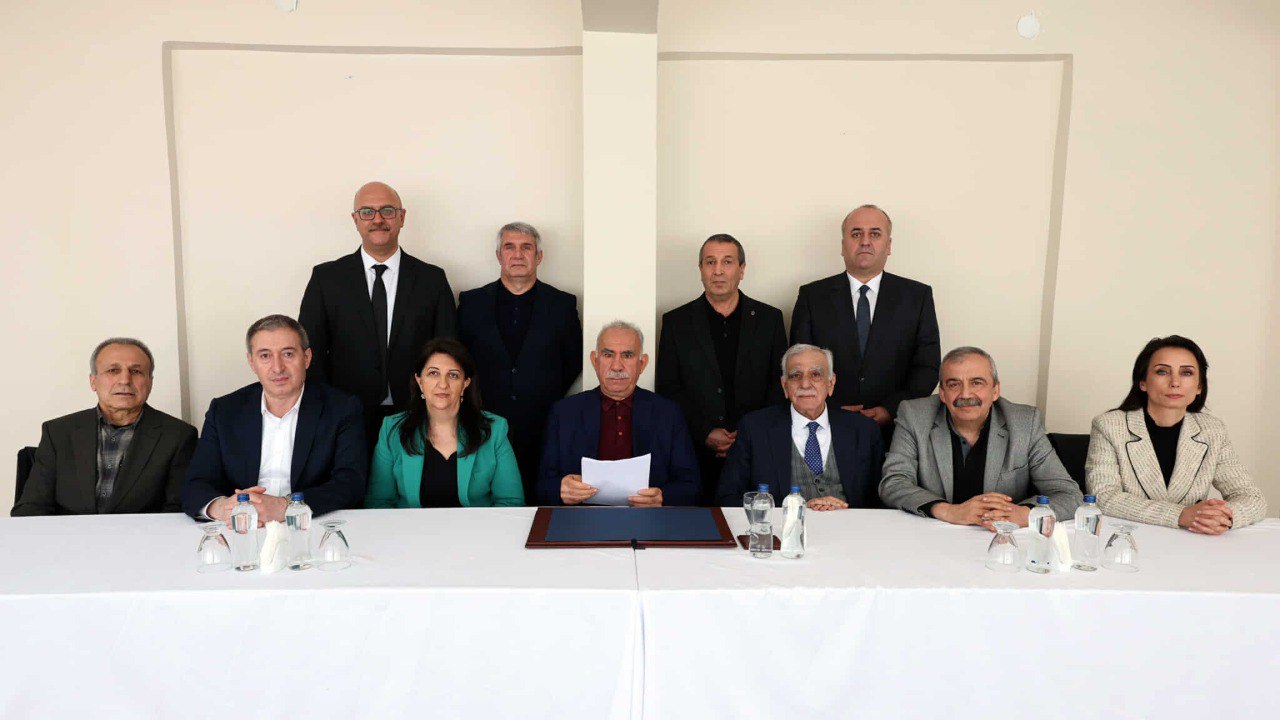 Abdullah Öcalan, fundador del Partido de los Trabajadores del Kurdistán (PKK), realiza un declaración política el 27 de febrero de 2025 llamando a abandonar la lucha armada contra Turquía.