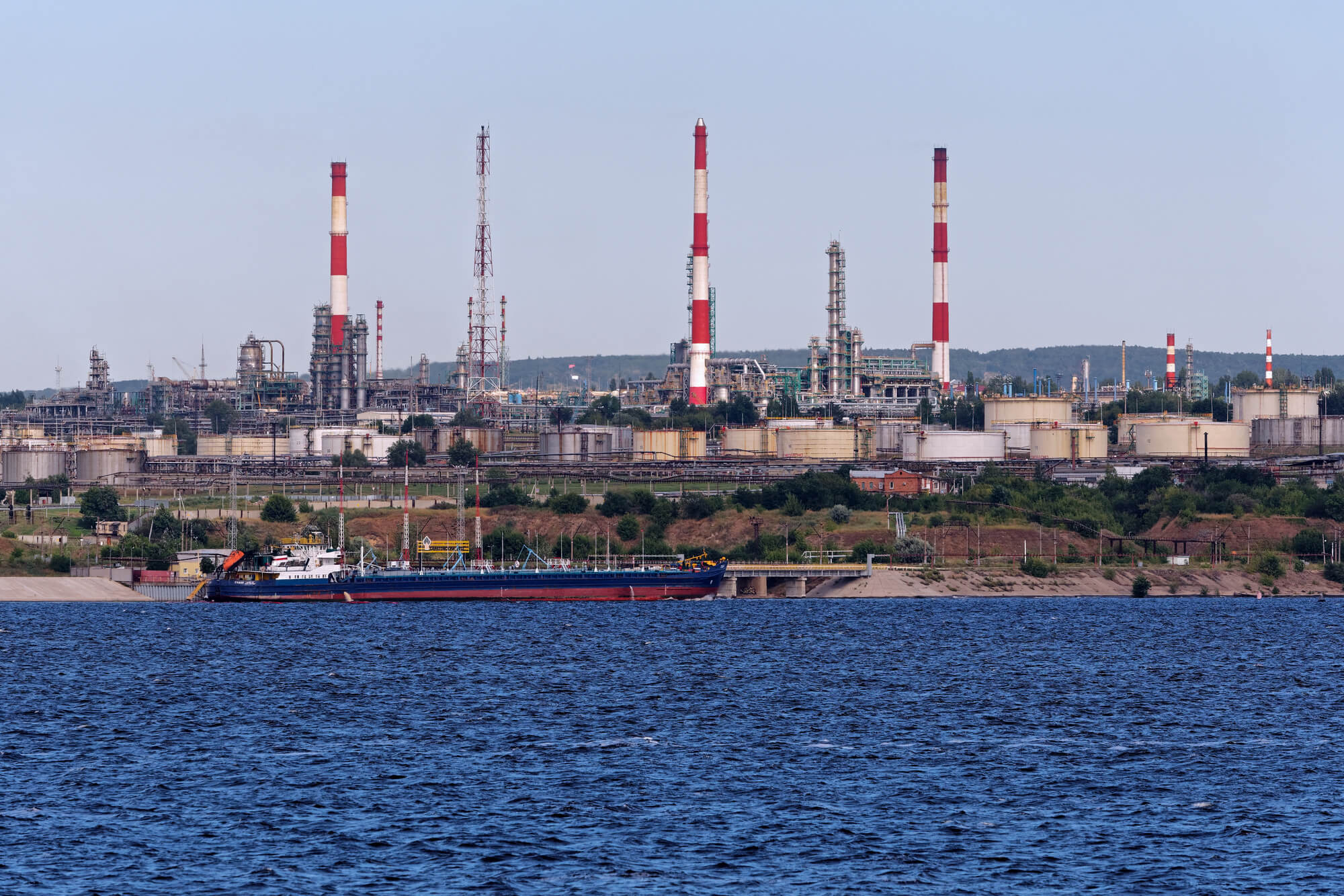 Refinería de petróleo en Rusia. Los ataques contra infraestructuras energéticas –de petróleo y gas ruso– son frecuentes por parte de Ucrania.