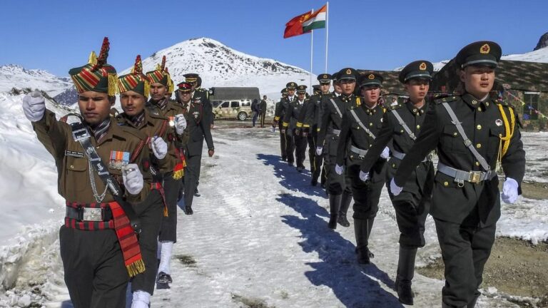 Tropas indias y chinas en la frontera
