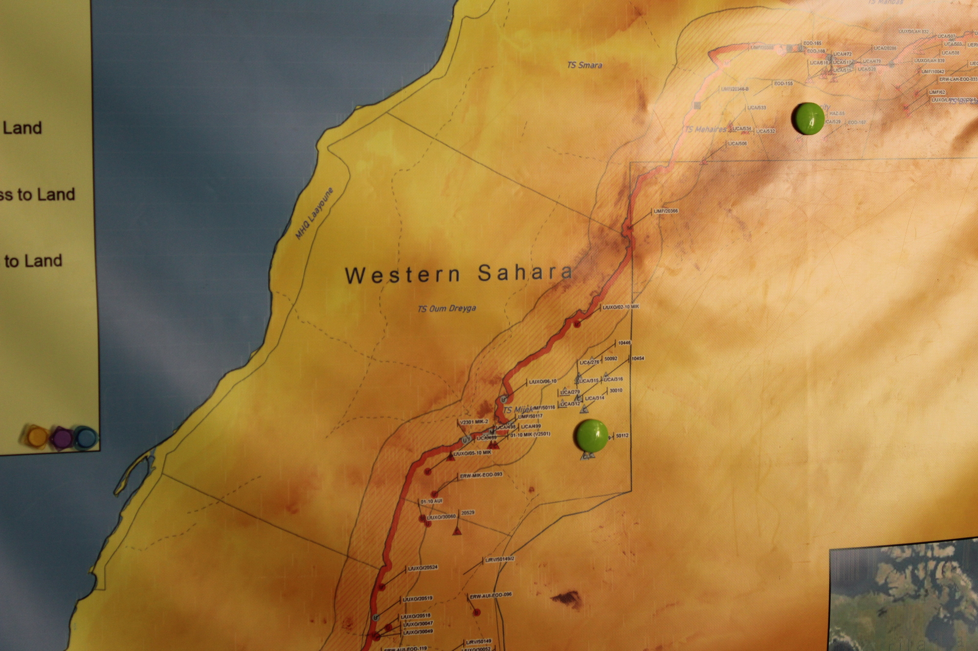 Mapa del muro que divide el Sáhara Occidental, construido por Marruecos. Se aprecia cómo hay una sección que atraviesa un extremo de Mauritania.