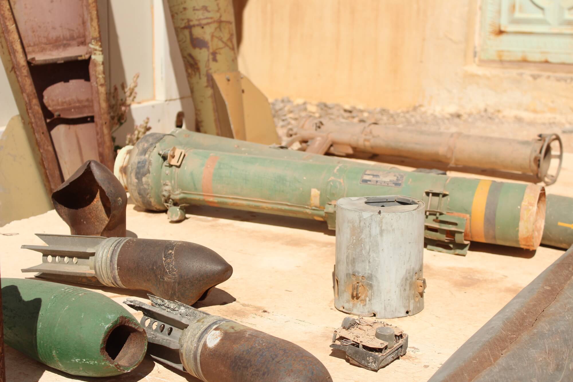 Restos de artefactos y minas recogidas por el Frente Polisario en las inmediaciones del muro que divide el Sáhara Occidental.