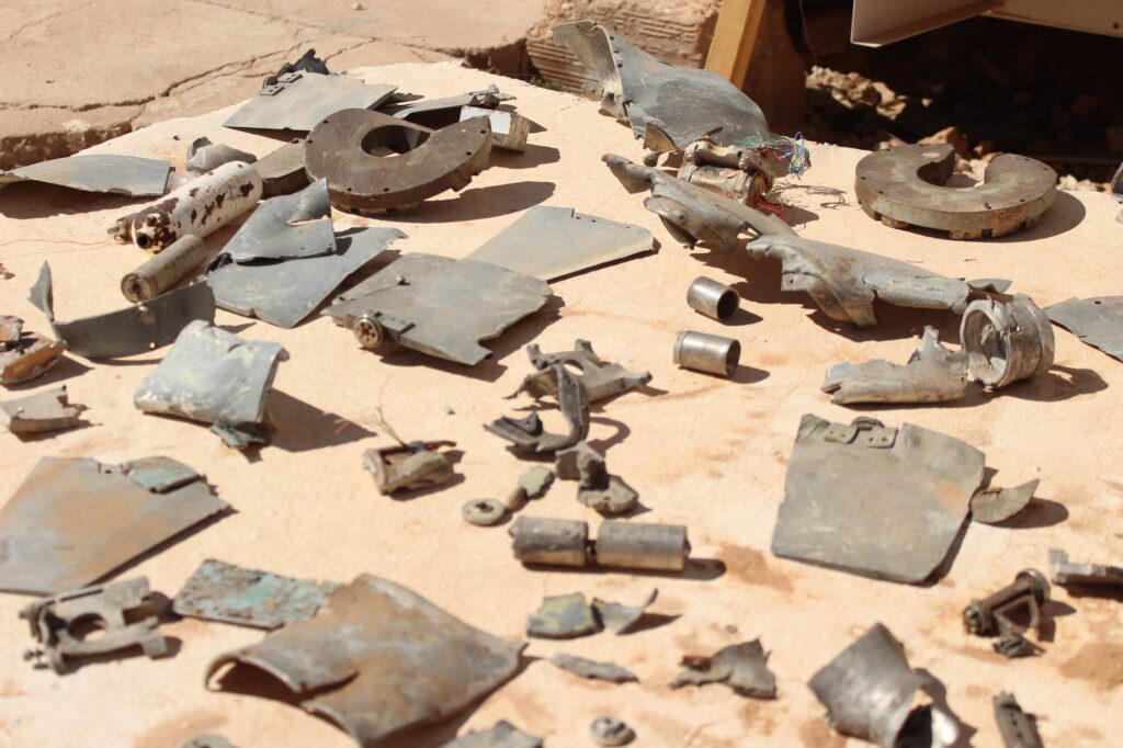 Restos de artefactos y minas recogidas por el Frente Polisario en las inmediaciones del muro que divide el Sáhara Occidental.