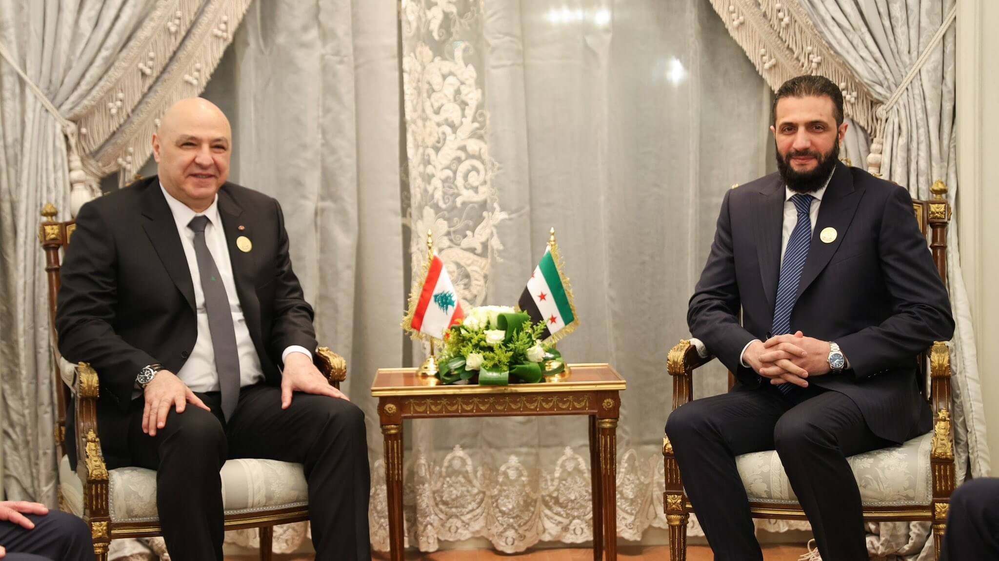 El presidente de Siria, Ahmed al-Sharaa, se reúne con el presidente de Líbano, Joseph Aoun, en los márgenes de la cumbre organizada por la Liga Árabe a principios de marzo.