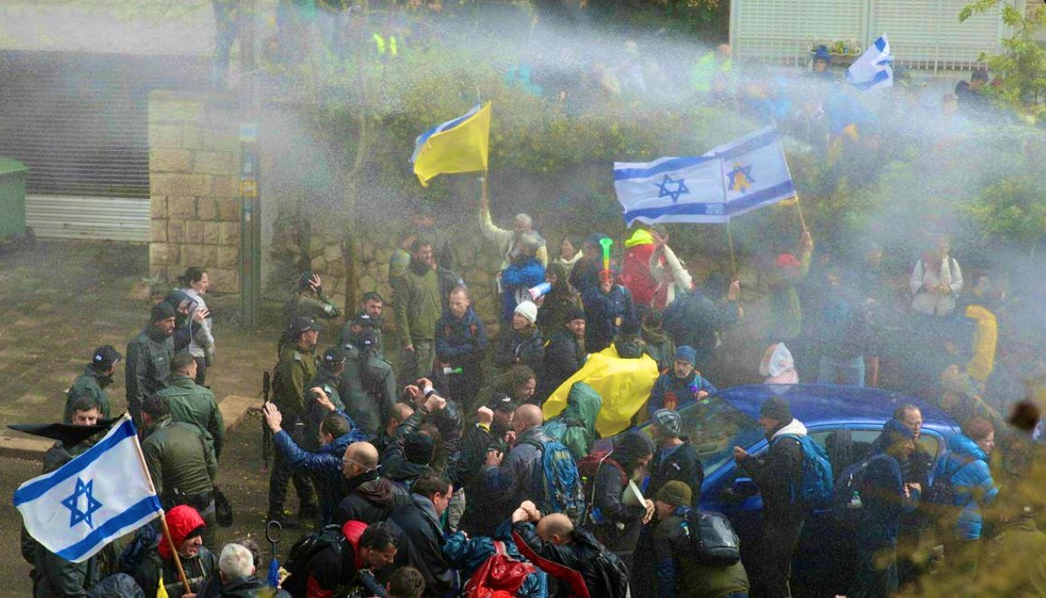 Israelíes protestan contra la reanudación de la guerra en Gaza por temor a la vida de los prisioneros.
