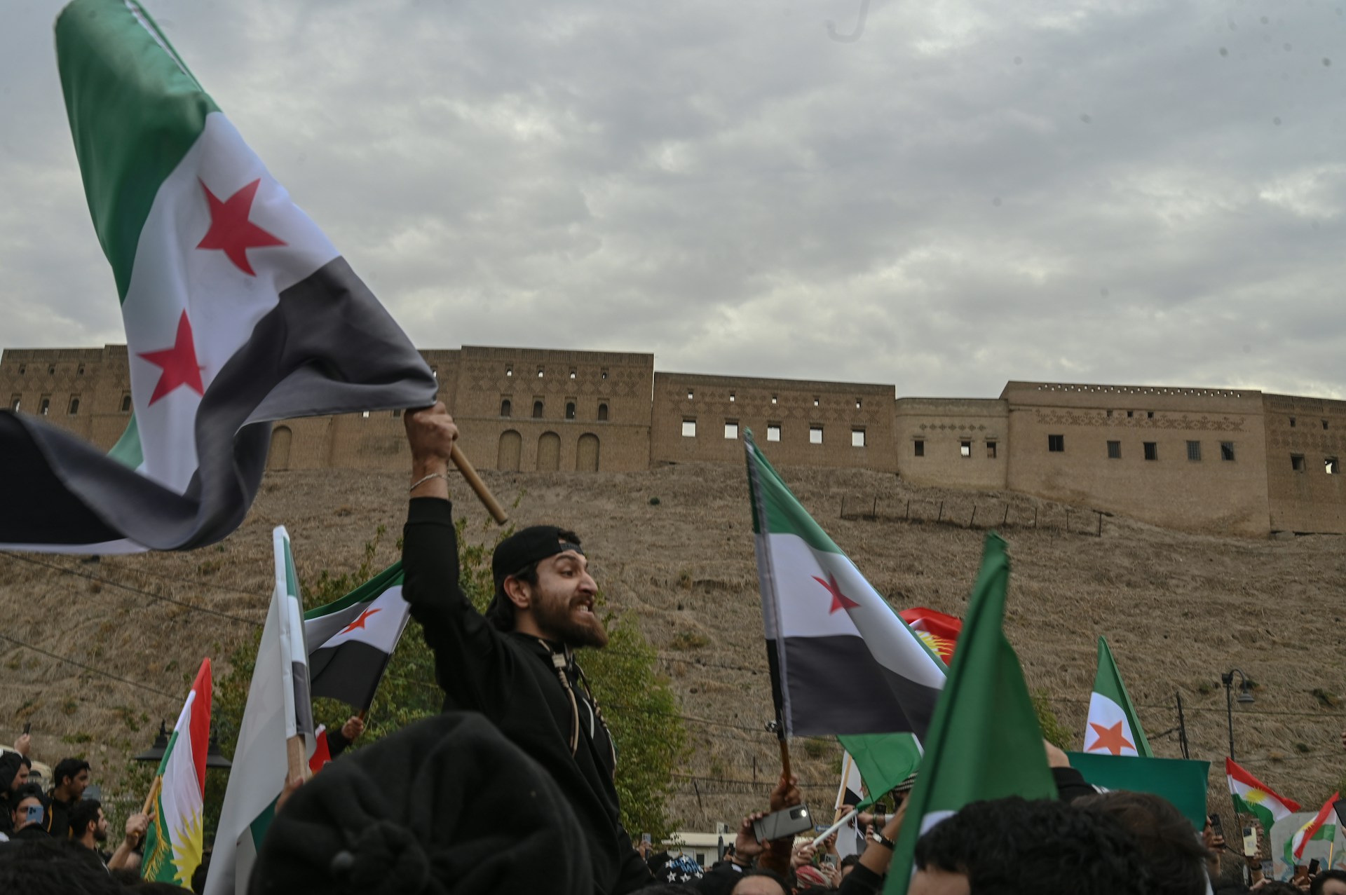 Concentración en favor de la caída del gobierno de Bashar al-Asad el 8 de diciembre de 2024, en Erbil, Irak.