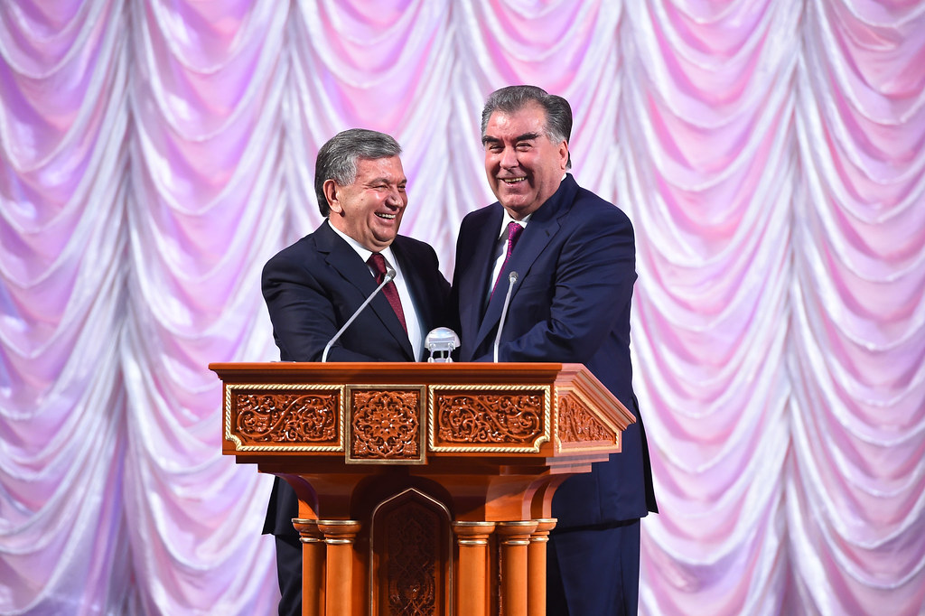 Emomali Rahmon, presidente de la República de Tayikistán, junto con el presidente de Uzbekistán, Shavkat Mirziyoyev, durante la gala titulada "Noche de la Amistad", en 2018.