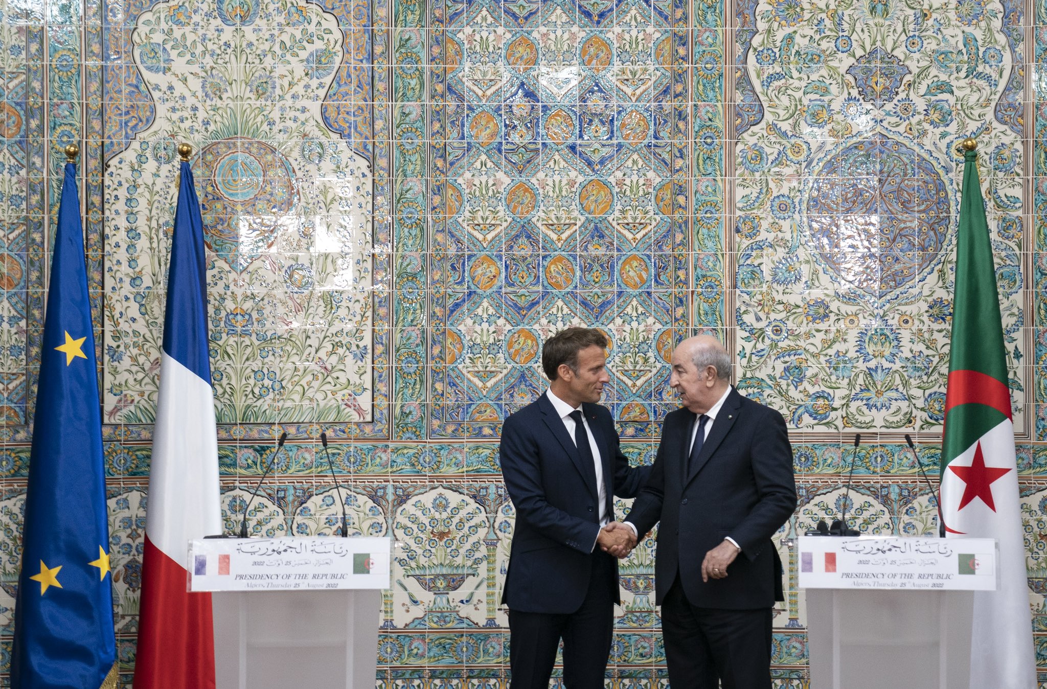 El presidente de Francia, Emmanuel Macron, se reúne con el presidente de Argelia, Abdelmadjid Tebboune, el 25 de agosto de 2022. 