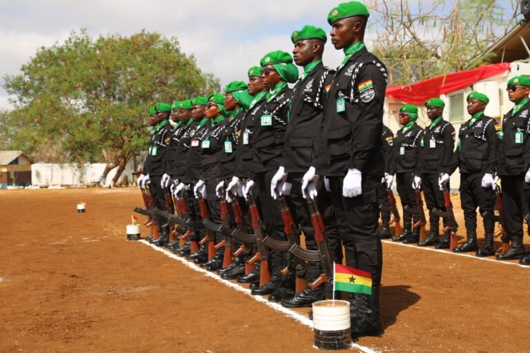 Policías de Ghana de la misión de la Unión Africana en Somalia durante una ceremonia