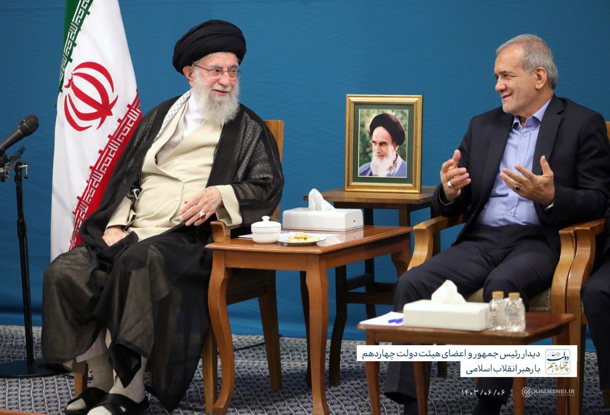 El líder Supremo Ali Khamenei junto al presidente reformista Mashoud Pezeshkian.
