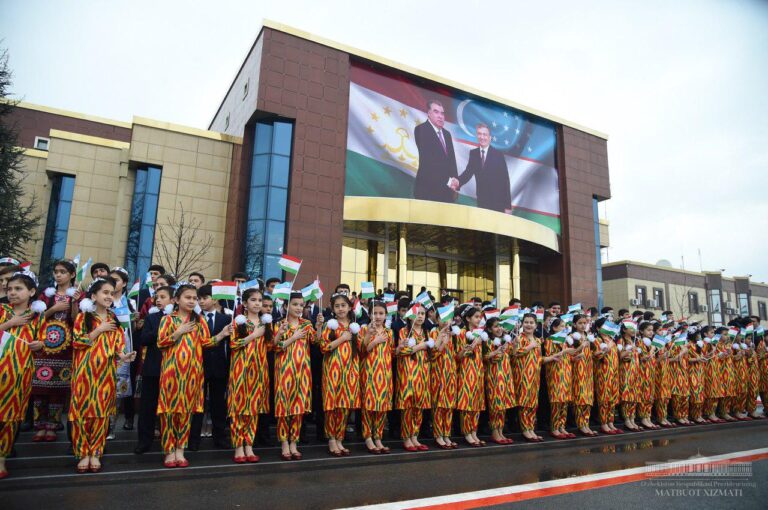 Acto de bienvenida al presidente uzbeko, Shavkat Mirziyoyev, en su vista de estado a Tayikistán.
