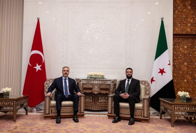 El ministro de Exteriores de Turquía se reúne con el presidente de Siria, Ahmed Al-Sharaa