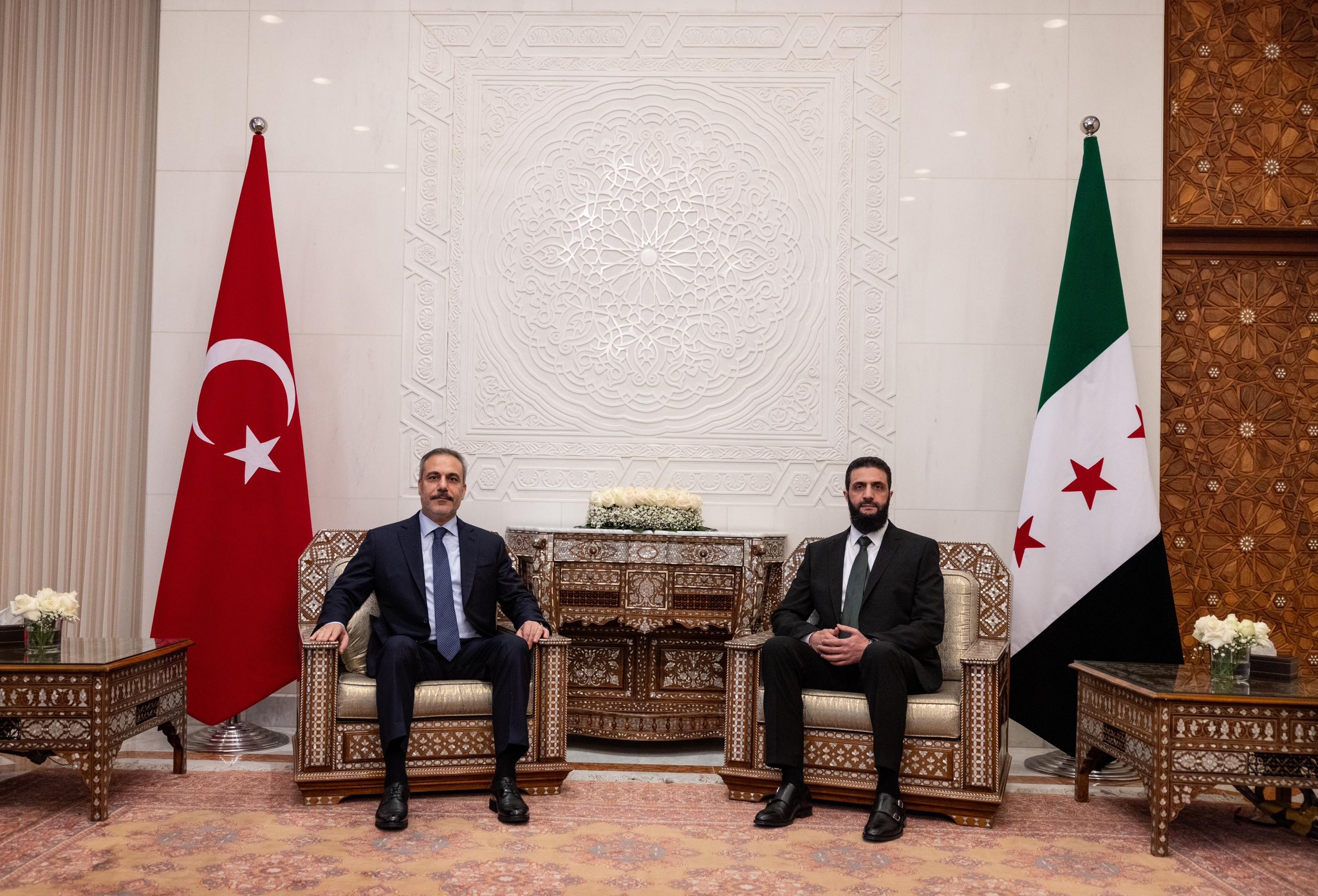 El ministro de Exteriores de Turquía se reúne con el presidente de Siria, Ahmed Al-Sharaa