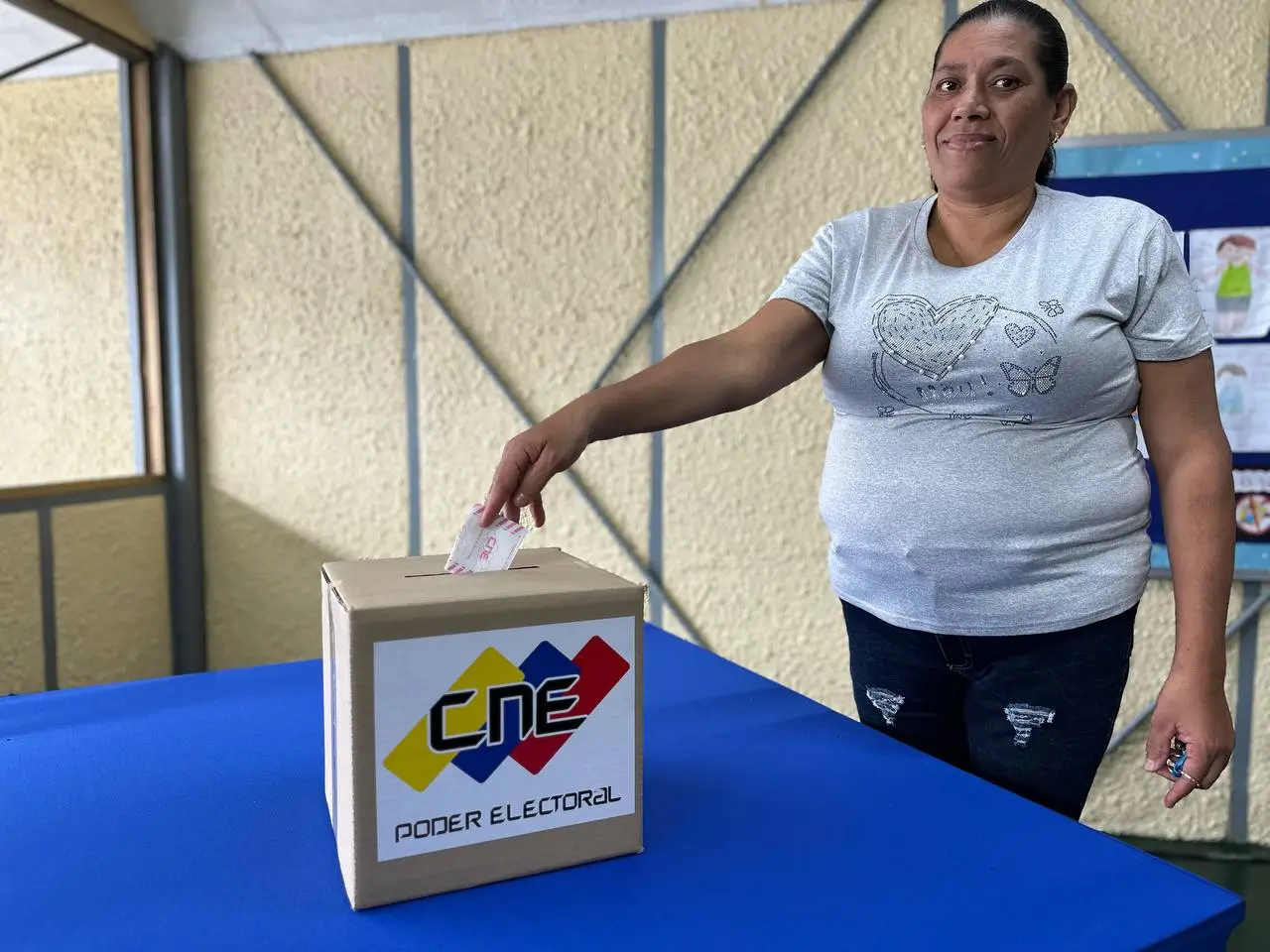 El Consejo Nacional Electoral (CNE) de Venezuela fija en 42,63% la participación en las elecciones legislativas y regionales.