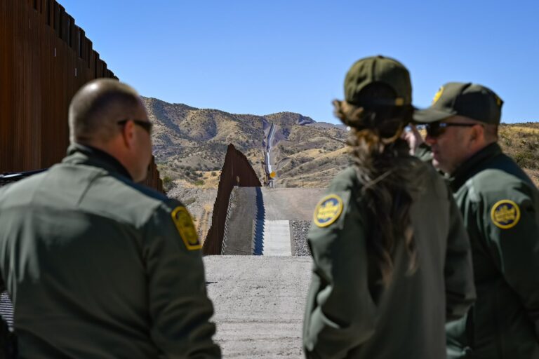 Kristi Noem, secretaria de Seguridad Nacional de EEUU, en la frontera con México