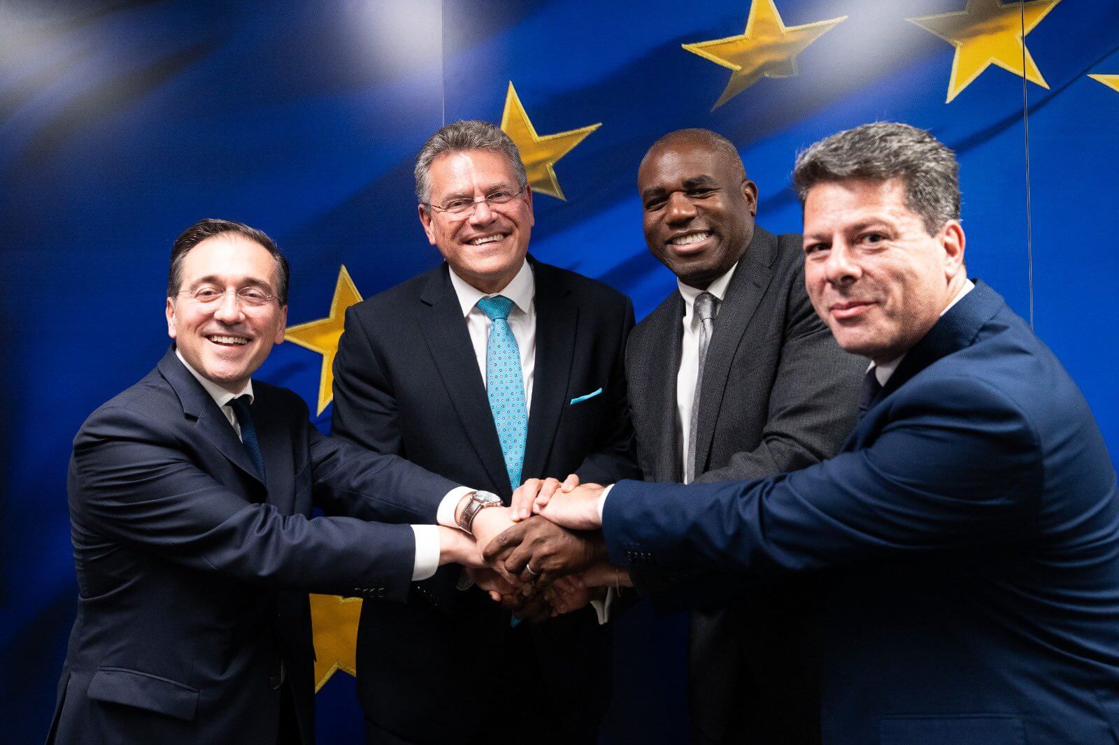 Representantes de Reino Unido, Gibraltar, España y la Unión Europea celebran el acuerdo sellado para poner fin a los problemas relacionados con la verja de Gibraltar.