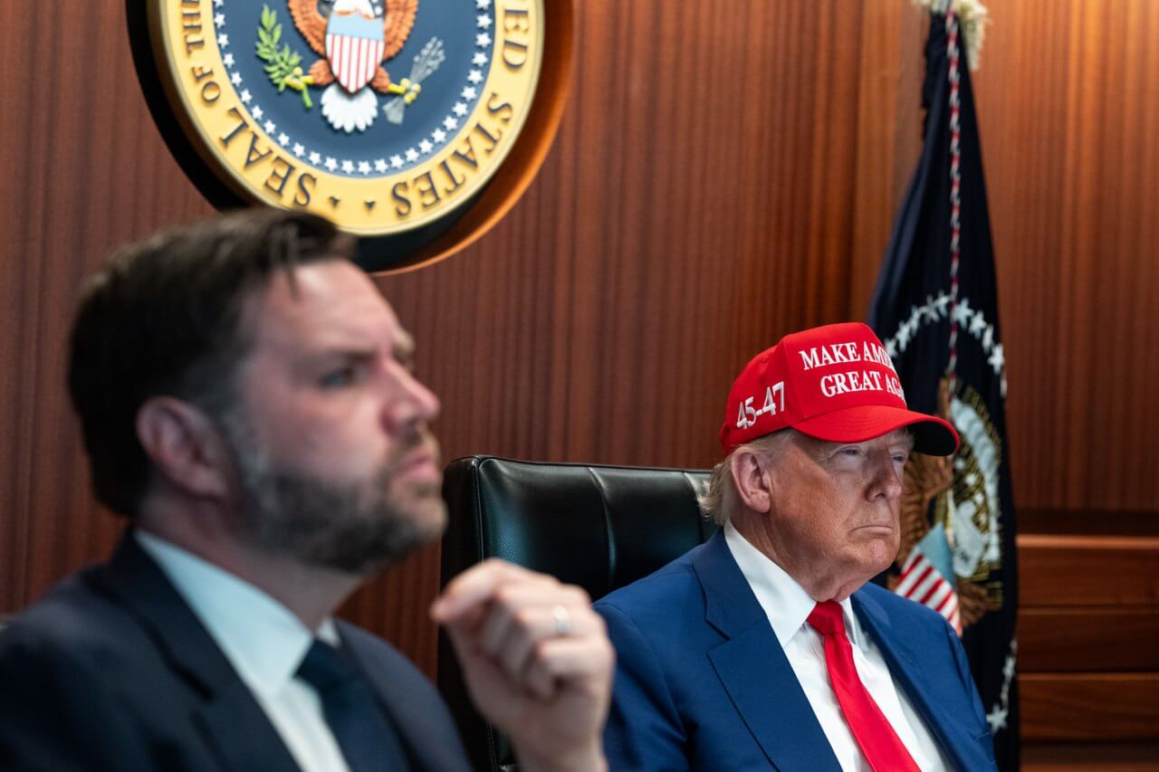 Donald Trump supervisa los bombardeos realizados por Estados Unidos contra las principales instalaciones nucleares iraníes, incluyendo Fordow.