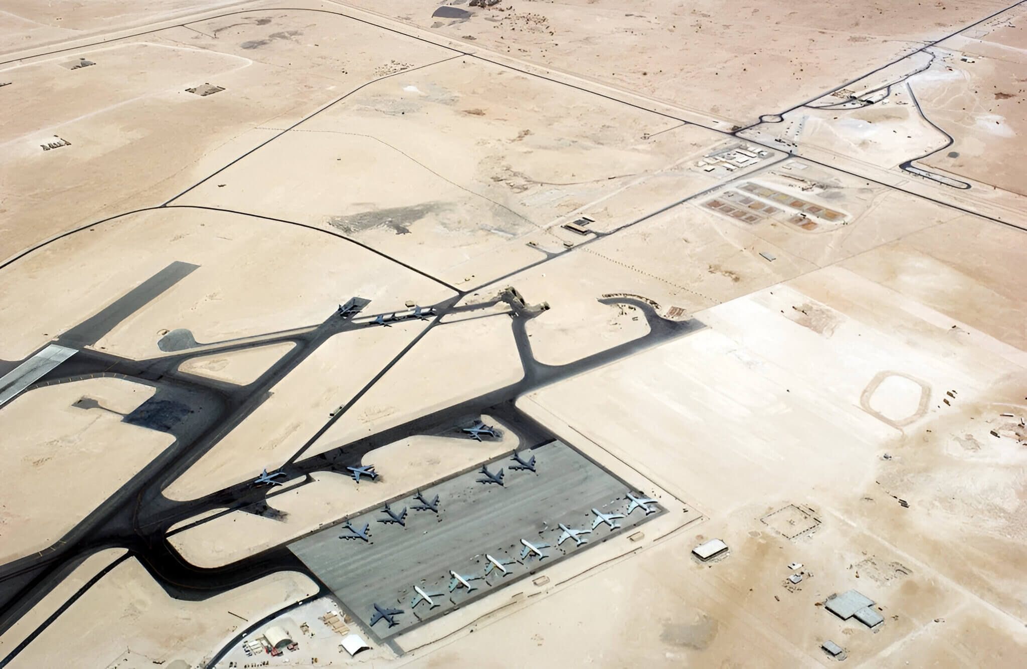 Irán lanza un ataque limitado de 14 misiles contra Al Udeid, la principal base aérea de Estados Unidos en Oriente Medio, ubicada en Catar.