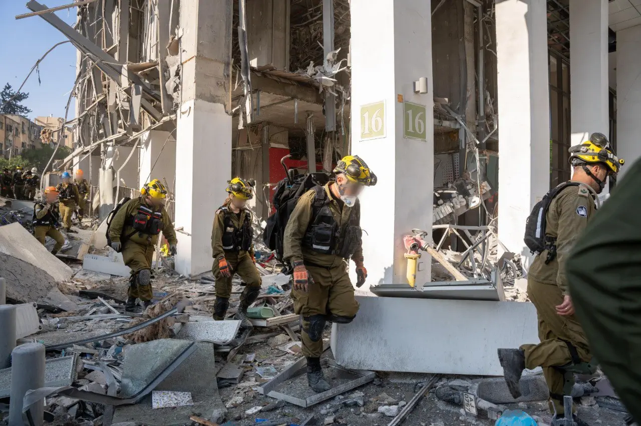Equipos de rescate israelíes inspeccionan un edificio dañado por los ataques iraníes contra Tel Aviv. Fuente: IDF.