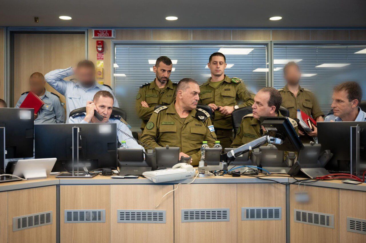 Oficiales militares de Israel evalúan los resultados del ataque contra Irán.