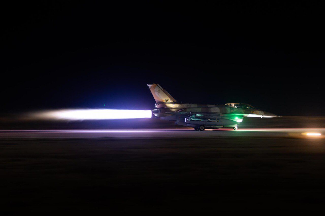 Un caza de las Fuerzas de Defensa de Israel participa en el ataque realizado contra el programa nuclear de Irán y otros objetivos militares y civiles, el 13 de junio de 2025. 