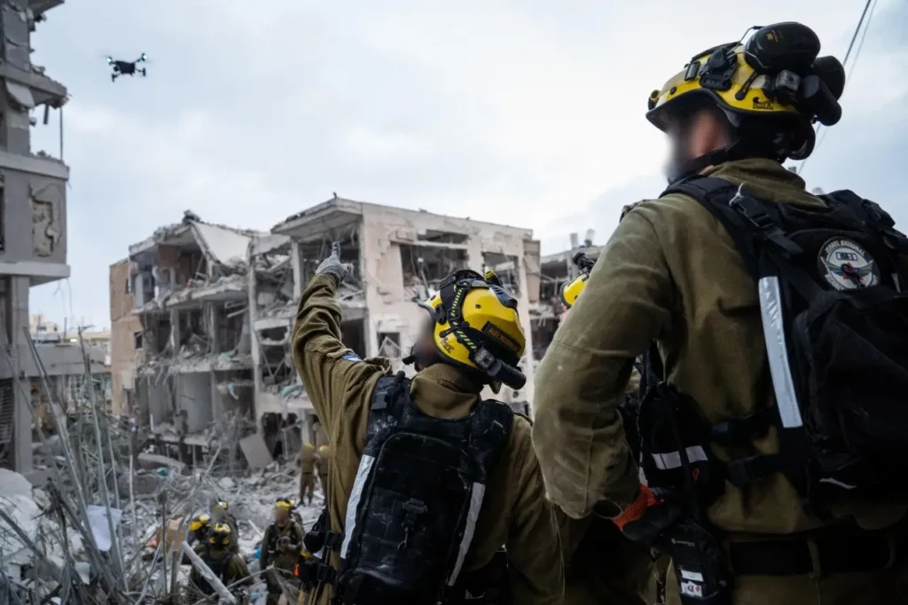 Equipos de rescate israelíes inspeccionan un edificio dañado por los ataques iraníes contra Tel Aviv.