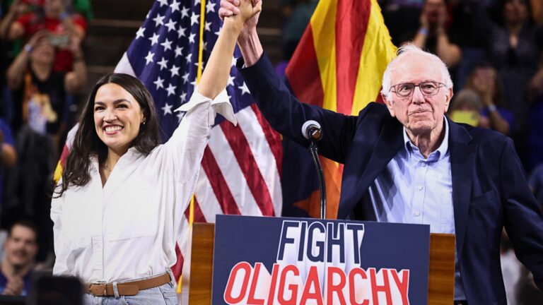 Alexandria Ocasio-Cortez y Bernie Sanders, figuras centrales de la izquierda del Partido Demócrata en Estados Unidos