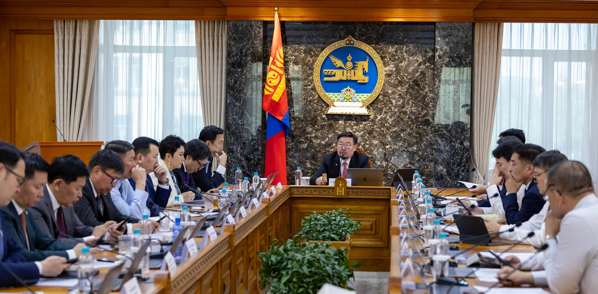El primer ministro de Mongolia, Zandanshatar Gombojav, preside una reunión de su nuevo gabinete, junio de 2025.