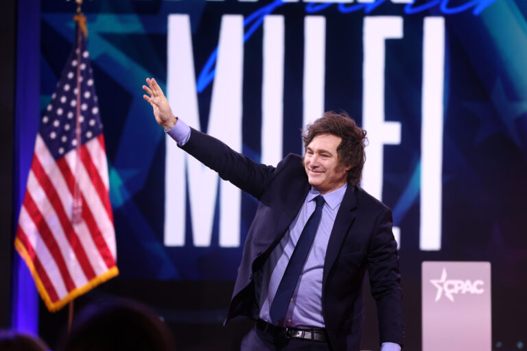 La política exterior de Javier Milei en Argentina está marcada por su adhesión a Estados Unidos e Israel y por algunos movimientos erráticos.