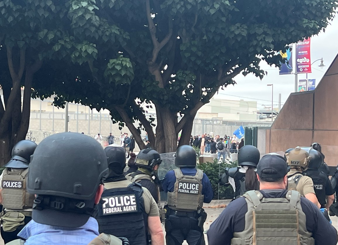 Una oleada de protestas y disturbios en Los Ángeles en contra de las redadas migratorias de la ICE ha tensado al gobierno de Donald Trump.