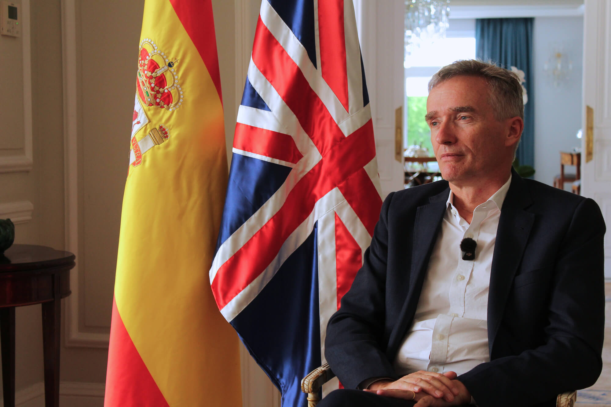 Alex Ellis, embajador del Reino Unido en España, nos recibe en su residencia para analizar diversas cuestiones de la actualidad internacional. 
