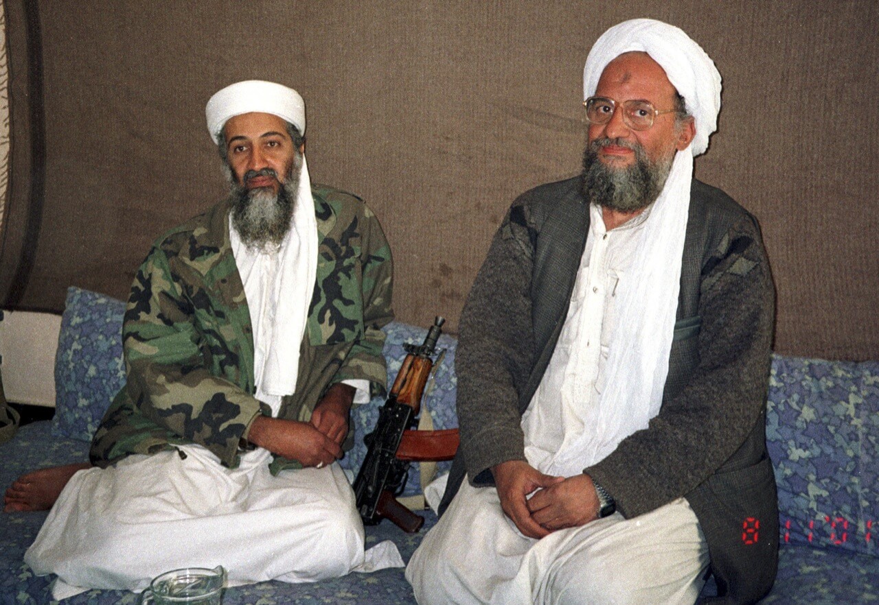 Osama bin Laden sentado con su consejero Ayman al-Zawahiri durante una entrevista con el periodista pakistaní Hamid Mir.