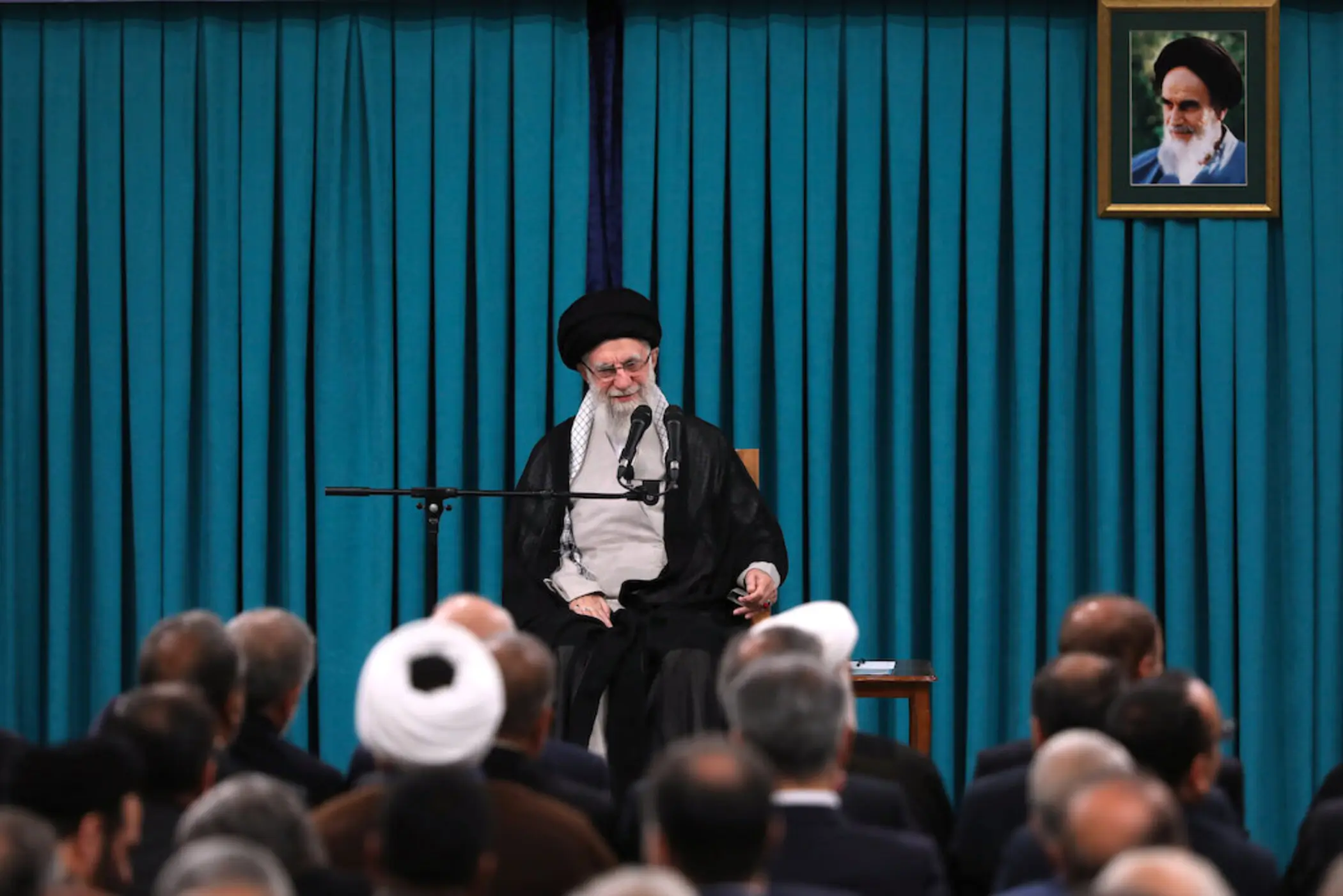 El Líder Supremo Alí Jamenei se reúne con los miembros del parlamento iraní.