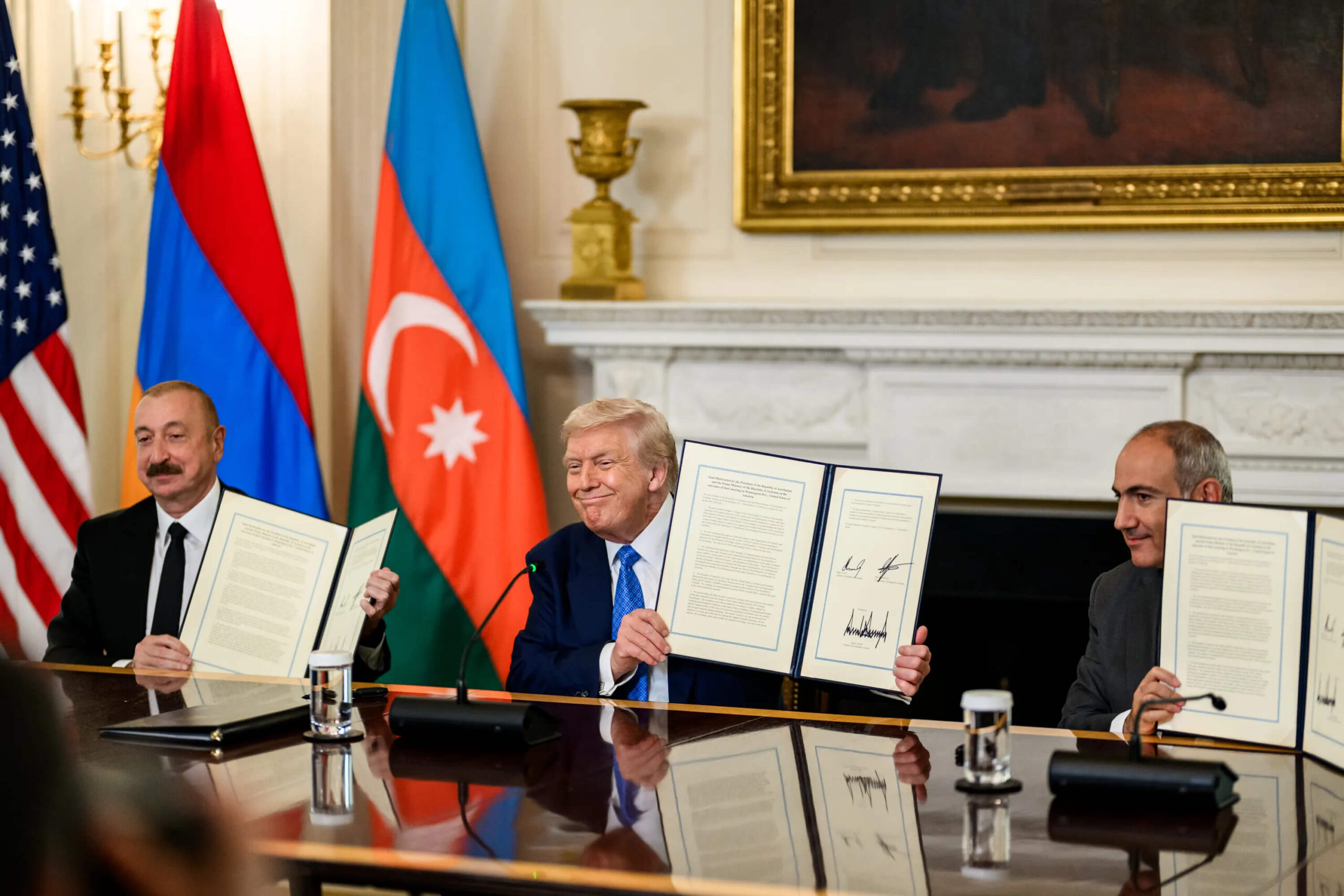 Donald Trump logra liderar un proceso de paz entre Armenia y Azerbaiyán que evidencia la manifiesta debilidad diplomática de Ereván. 
