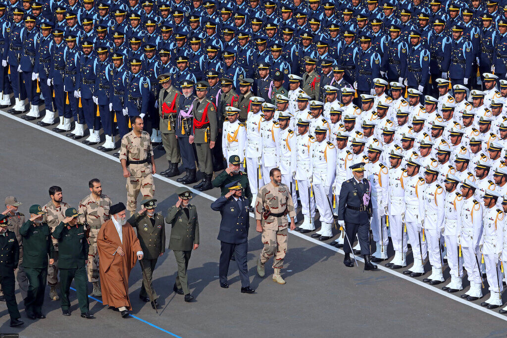 El Líder Supremo de Irán, Ali Khamenei, asiste a una ceremonia de graduación de cadetes del ejército.