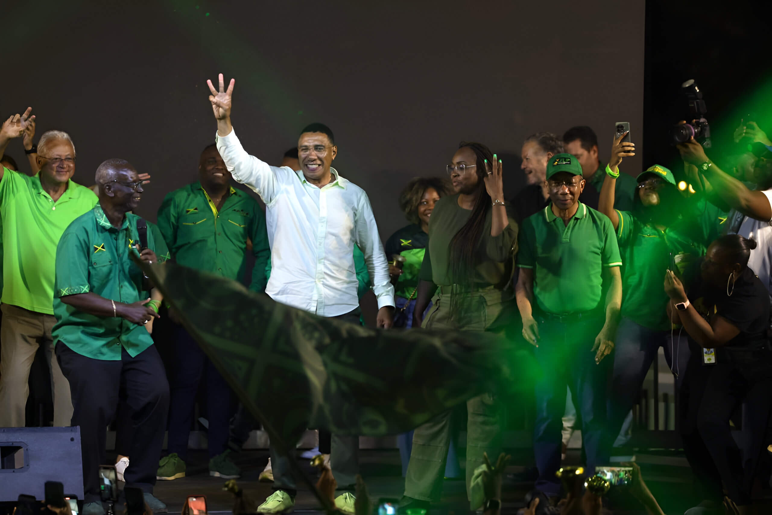El bipartidismo se mantiene en Jamaica: Andrew Holness logra un tercer mandato pese a la baja participación y el desgaste político.