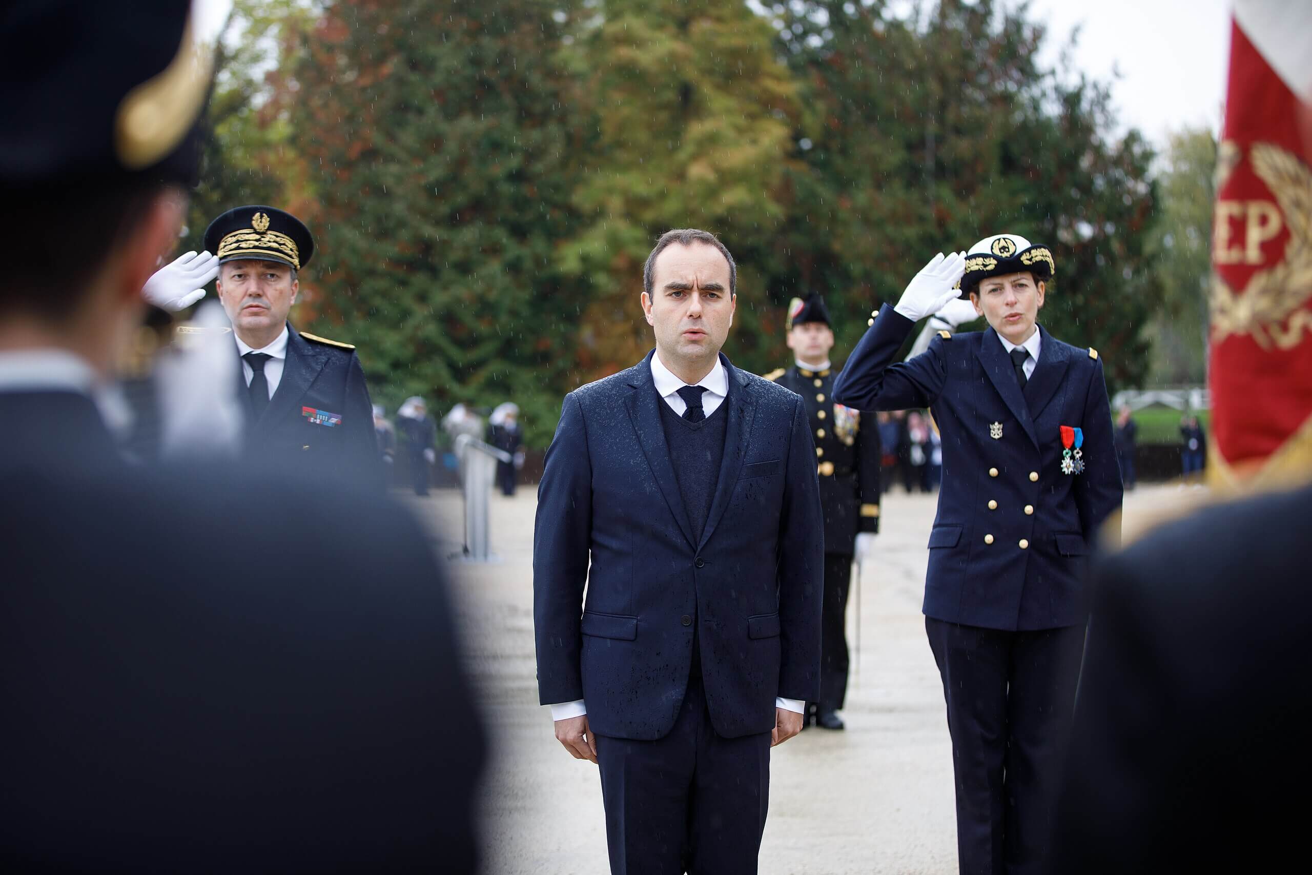 Sébastien Lecornu asume como nuevo primer ministro de Francia, pero la inestabilidad sigue amenazando con derivar en una crisis de régimen. 