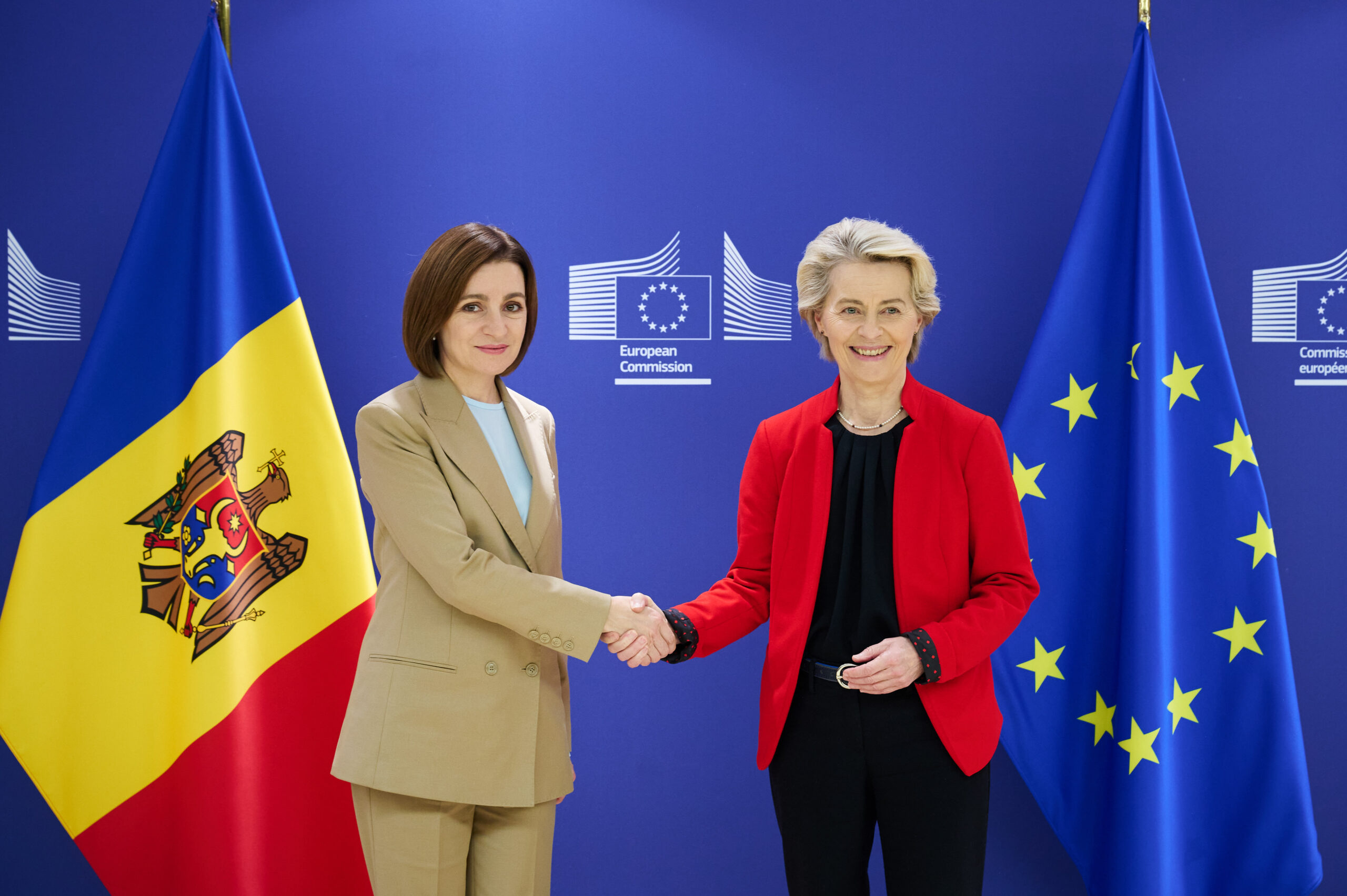 Maia Sandu, presidenta de Moldavia, junto a Ursula Von der Leyen, presidenta de la Comisión Europea.