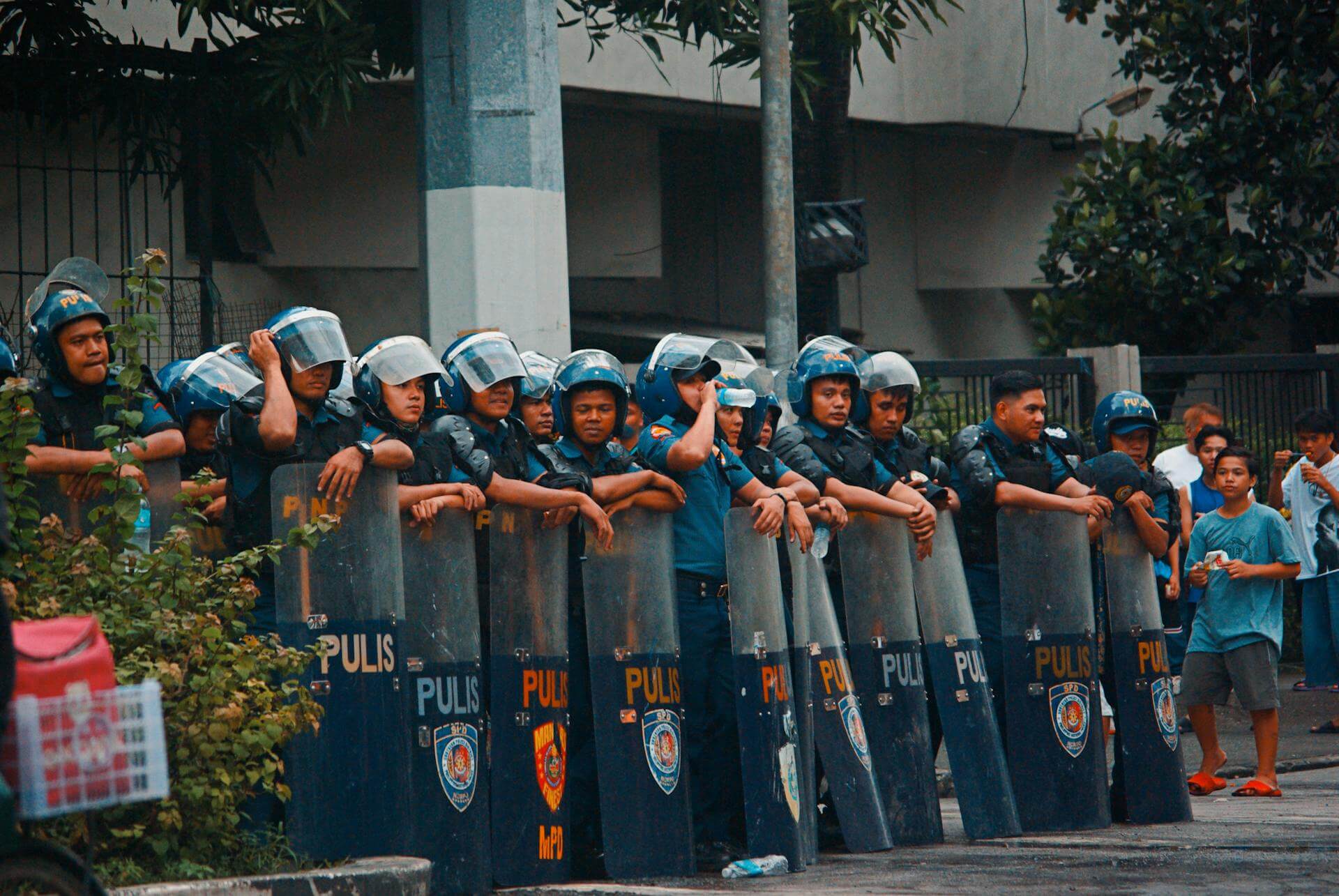 Filipinas enfrenta las mayores protestas desde 2013, que debilitan la estabilidad de la coalición que sostiene al gobierno de Marcos Jr. 