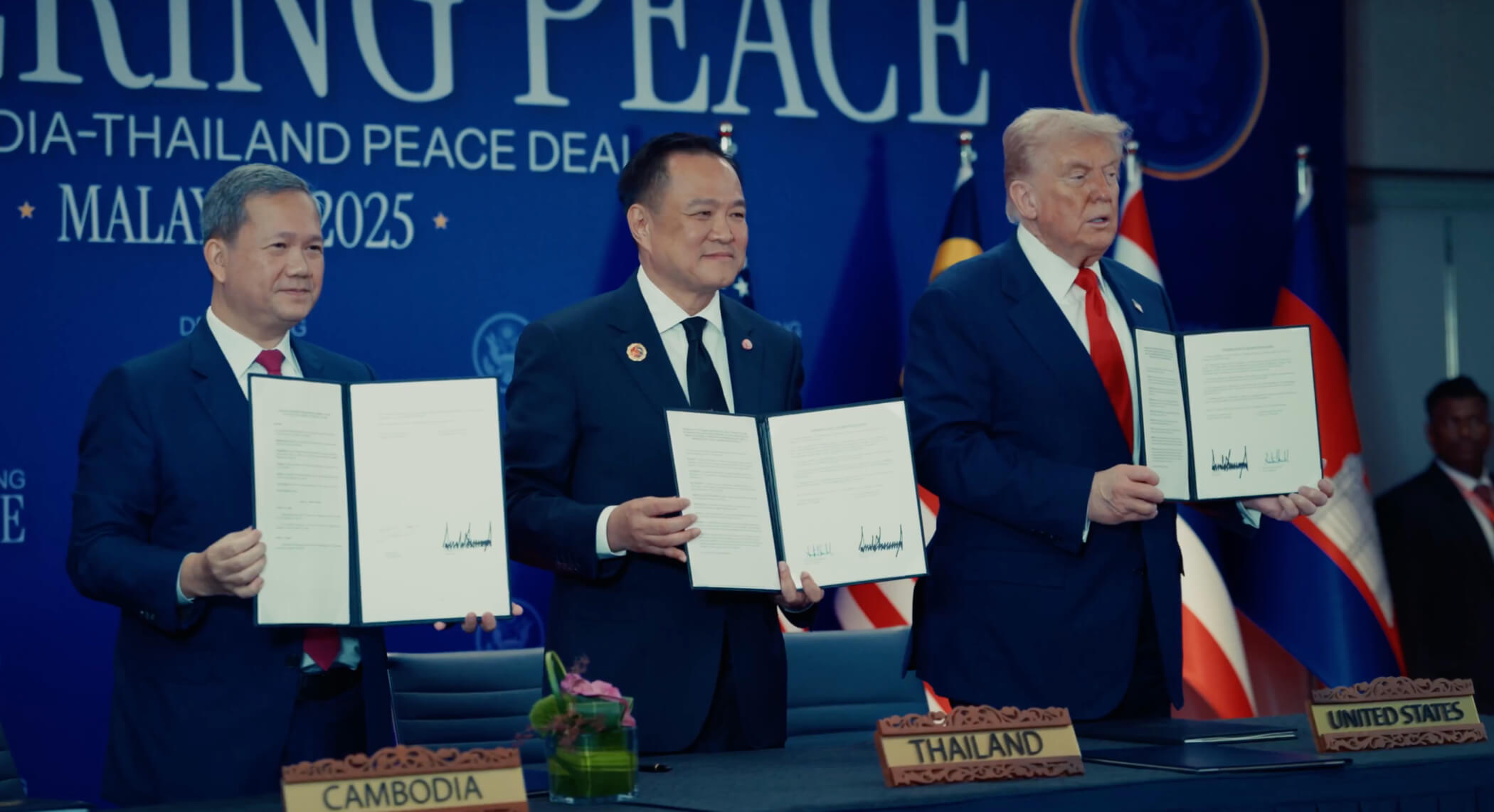 Camboya y Tailandia firman un acuerdo de paz auspiciado por Estados Unidos, aunque sin abordar las causas estructurales del conflicto fronterizo. 