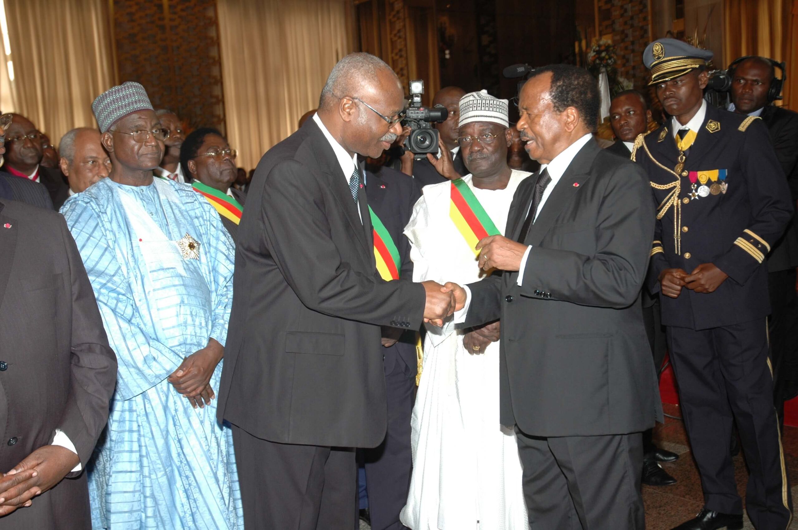A sus 92 años, Paul Biya se proclama vencedor de las elecciones en Camerún, en medio de protestas y denuncias por parte de la oposición. 
