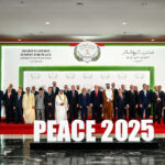 Foto familiar de los líderes mundiales en la Cumbre por la Paz de Sharm El Shiekh.