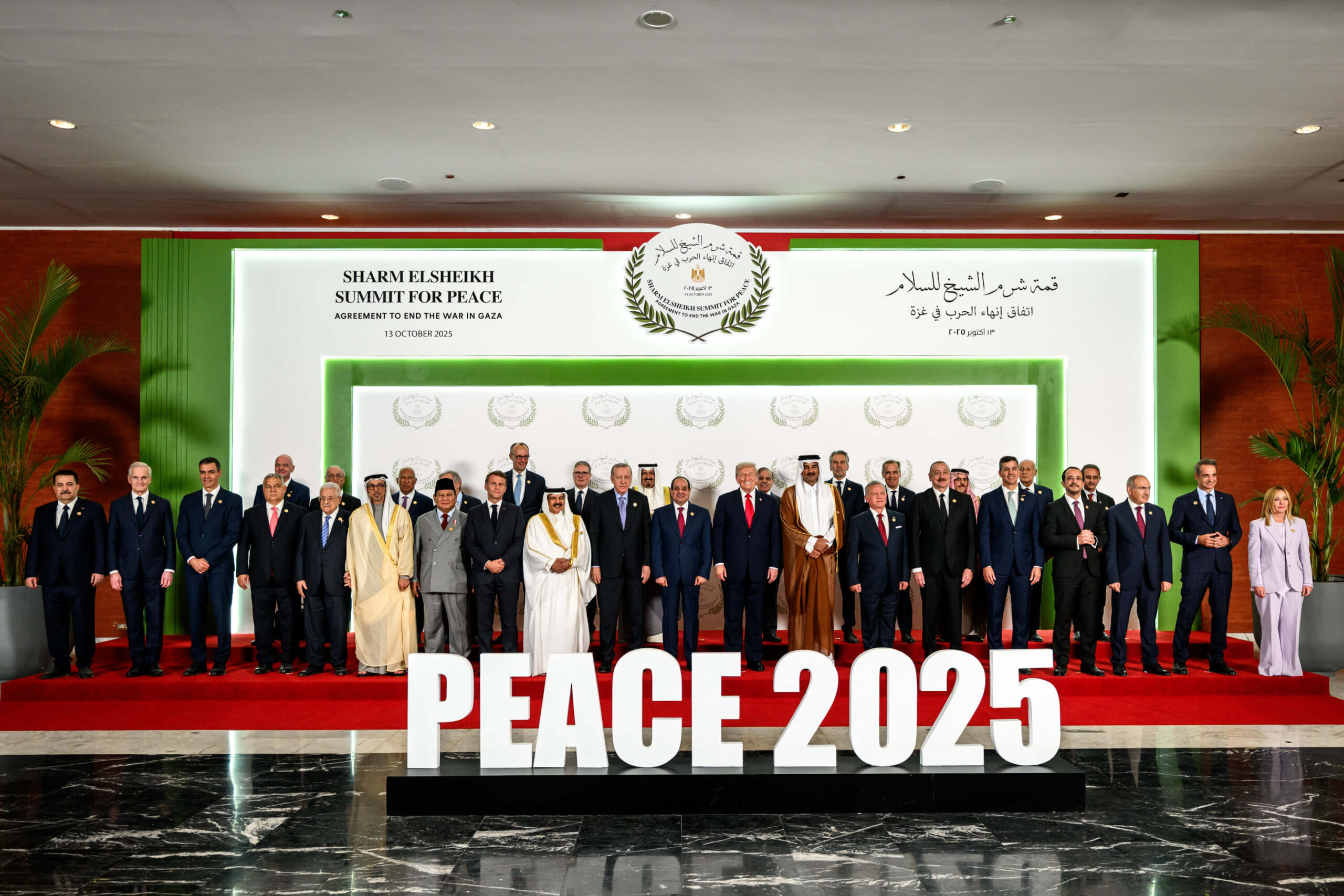 Foto familiar de los líderes mundiales en la Cumbre por la Paz de Sharm El Shiekh.