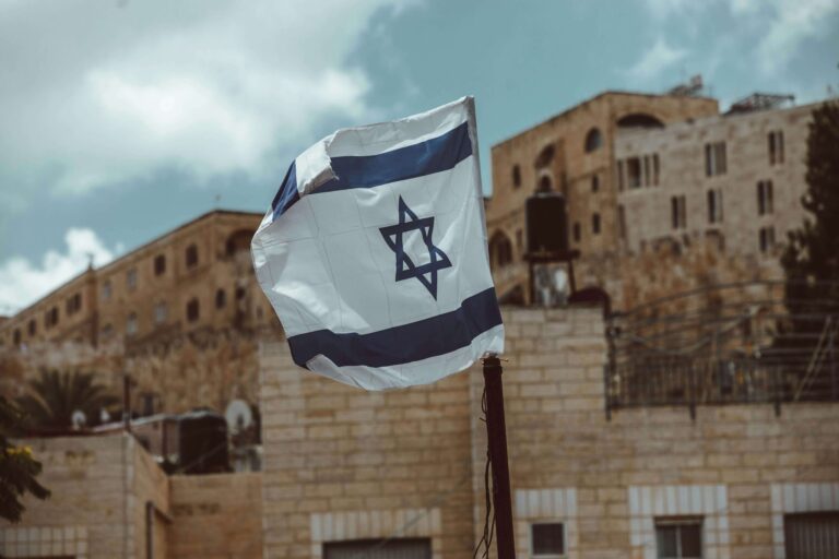 Bandera de Israel en la Ciudad Sagrada de Jerusalén.