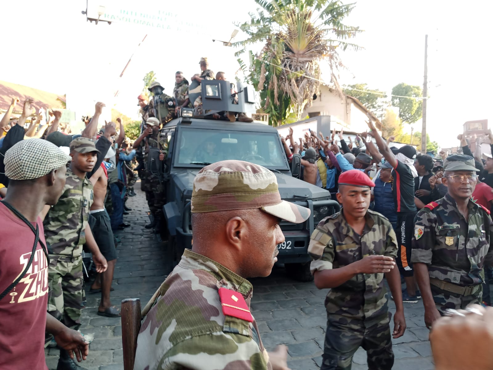 Tras las protestas en Madagascar, un grupo de militares se han amotinado en señal de apoyo, tomando el poder en un golpe de Estado.