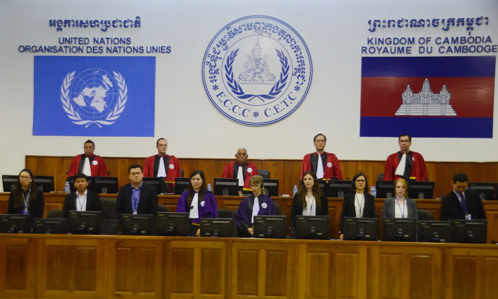 Miembros del tribunal camboyano encargado de juzgar a los líderes supervivientes de los Jemeres Rojos, en 2017.
