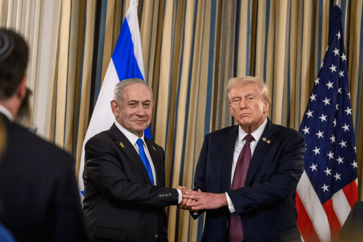 El presidente Donald Trump y el primer ministro israelí Benjamin Netanyahu se dan la mano tras la rueda de prensa conjunta en la que anunciaron el plan de paz estadounidense para la Franja de Gaza, el lunes 29 de septiembre de 2025, en el Comedor de Estado de la Casa Blanca.