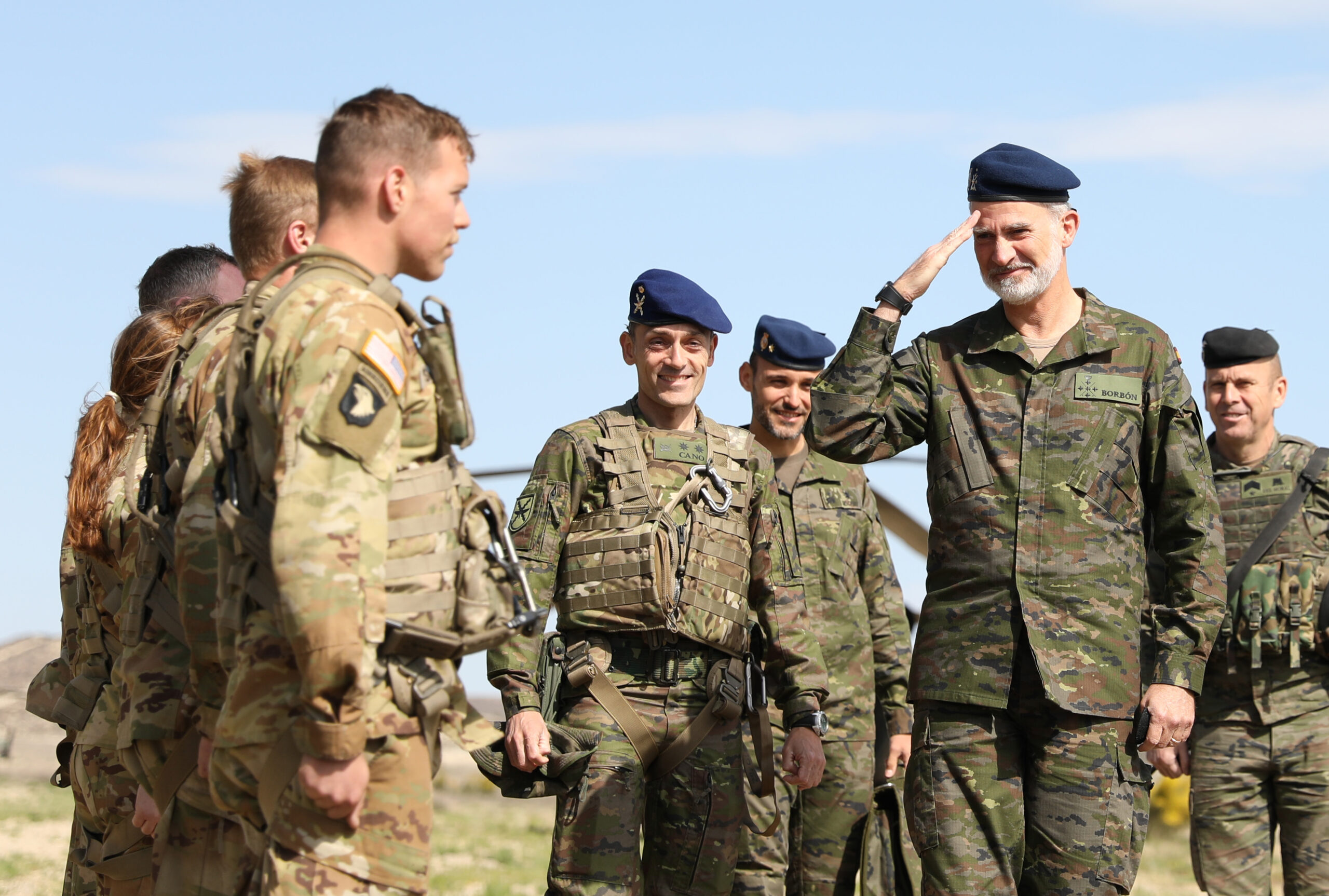 El rey de España Felipe VI, capitán general de las Fuerzas Armadas de España, saluda a soldados estadounidenses.