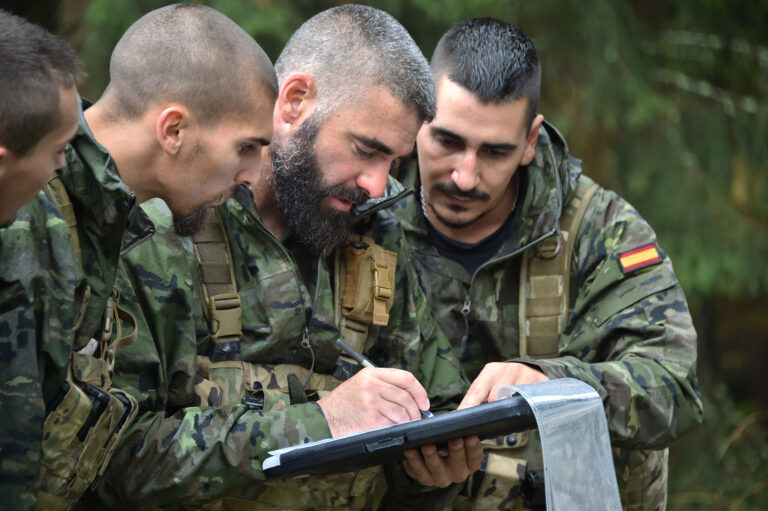 La fuerza terrestre del Ejército español enfrenta varias exigencias como reclutar mejor o modernizar sus blindados y su artillería.