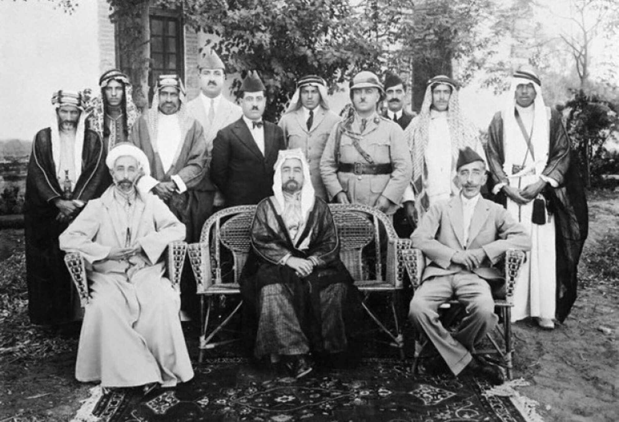 Sentados, los hijos del rey Huséin I de Hiyaz, uno de los principales representantes históricos de la dinastía hachemí, que actualmente gobierna Jordania.
