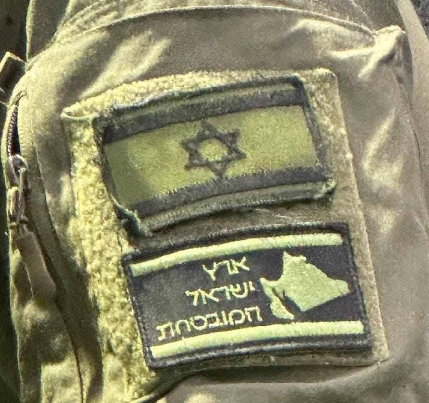 Soldado israelí con un parche del Gran Israel, también conocido como Eretz Israel, con la inscripción "la Tierra Prometida de Israel".